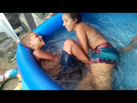 BRINCANDO DE LUTINHA NA PISCINA