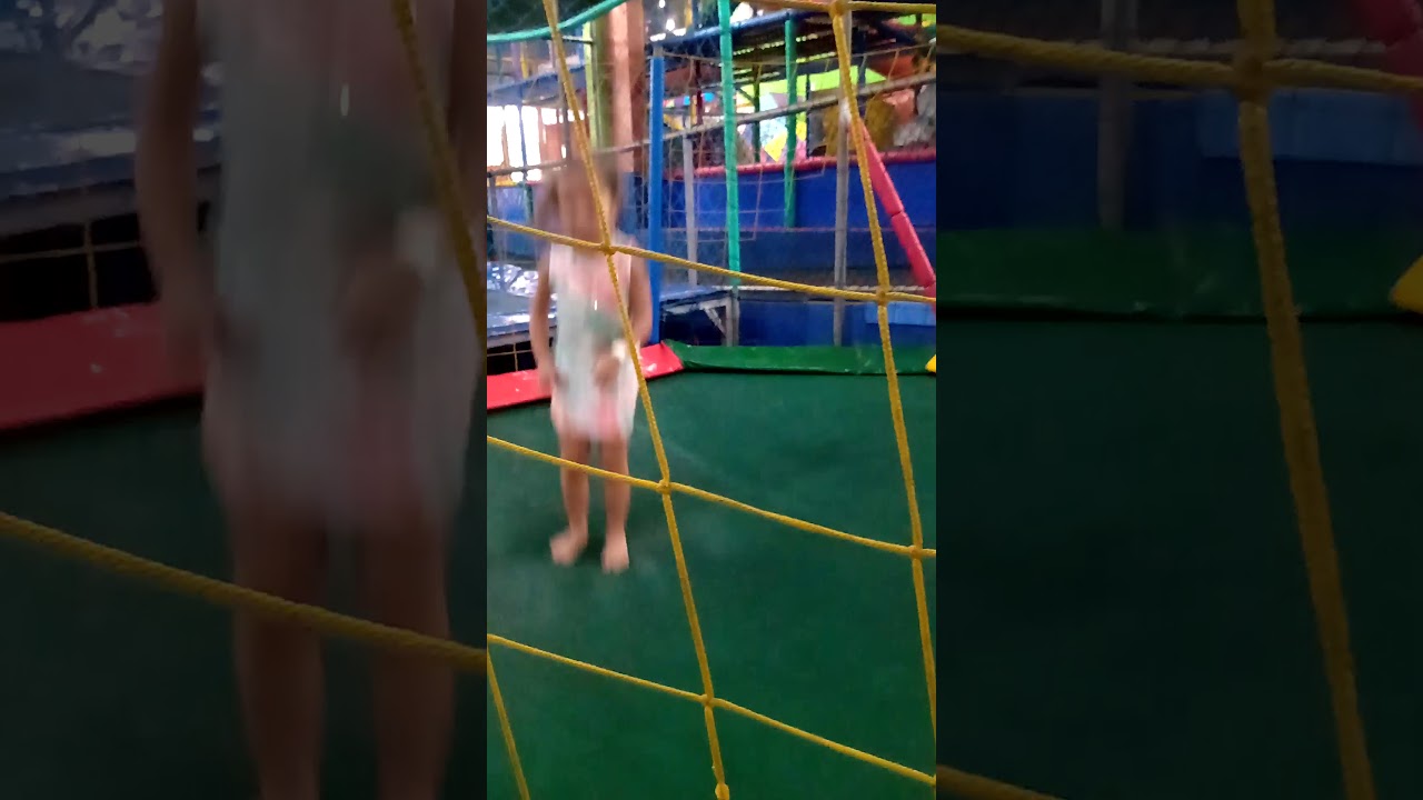 Brincando na cama elástica