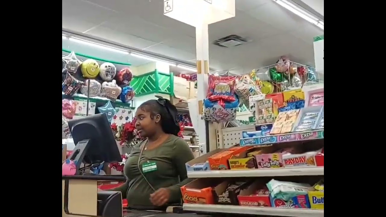 Bulge Reaction From Cashier Cutie 👀