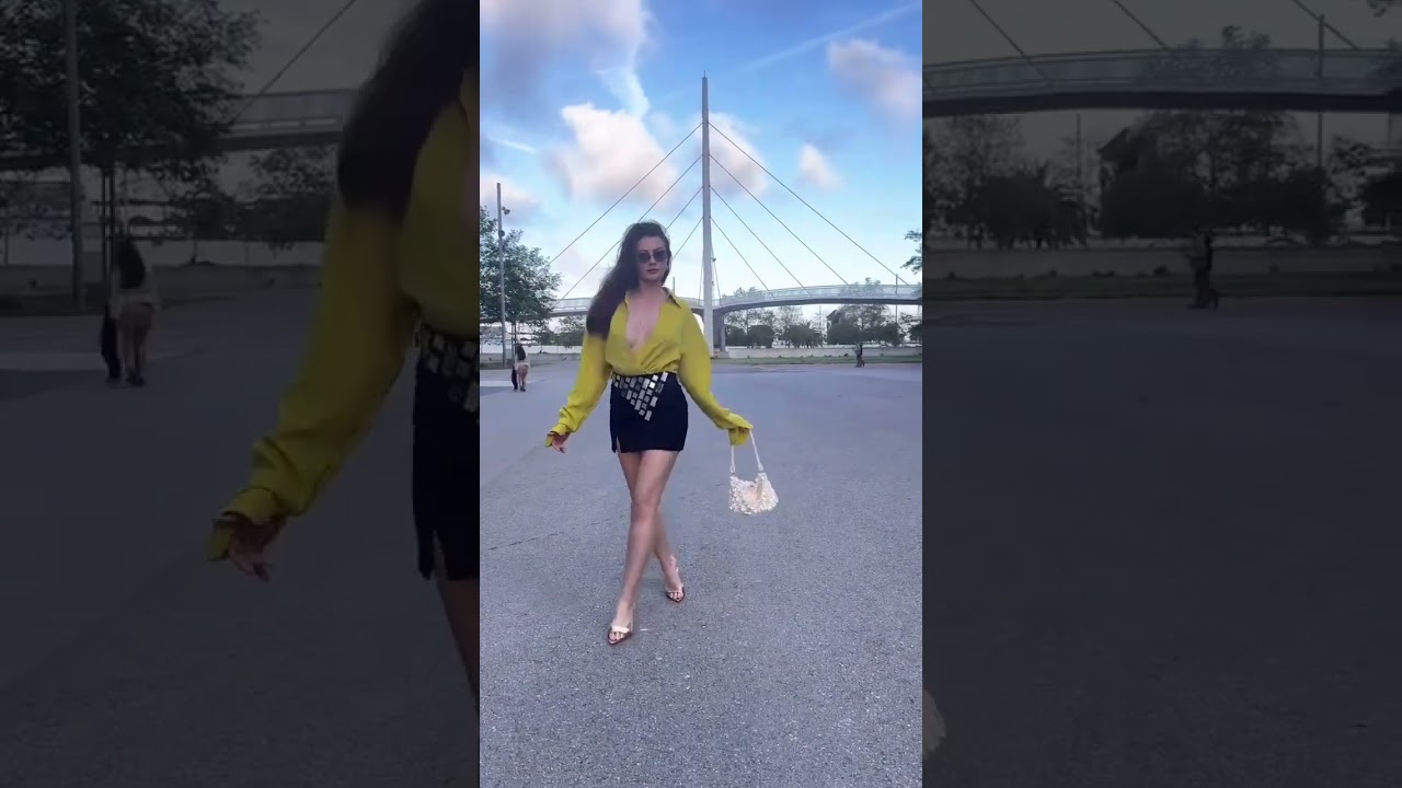 Burcu Özberk frikik 🔥 Dekoltesi harika...