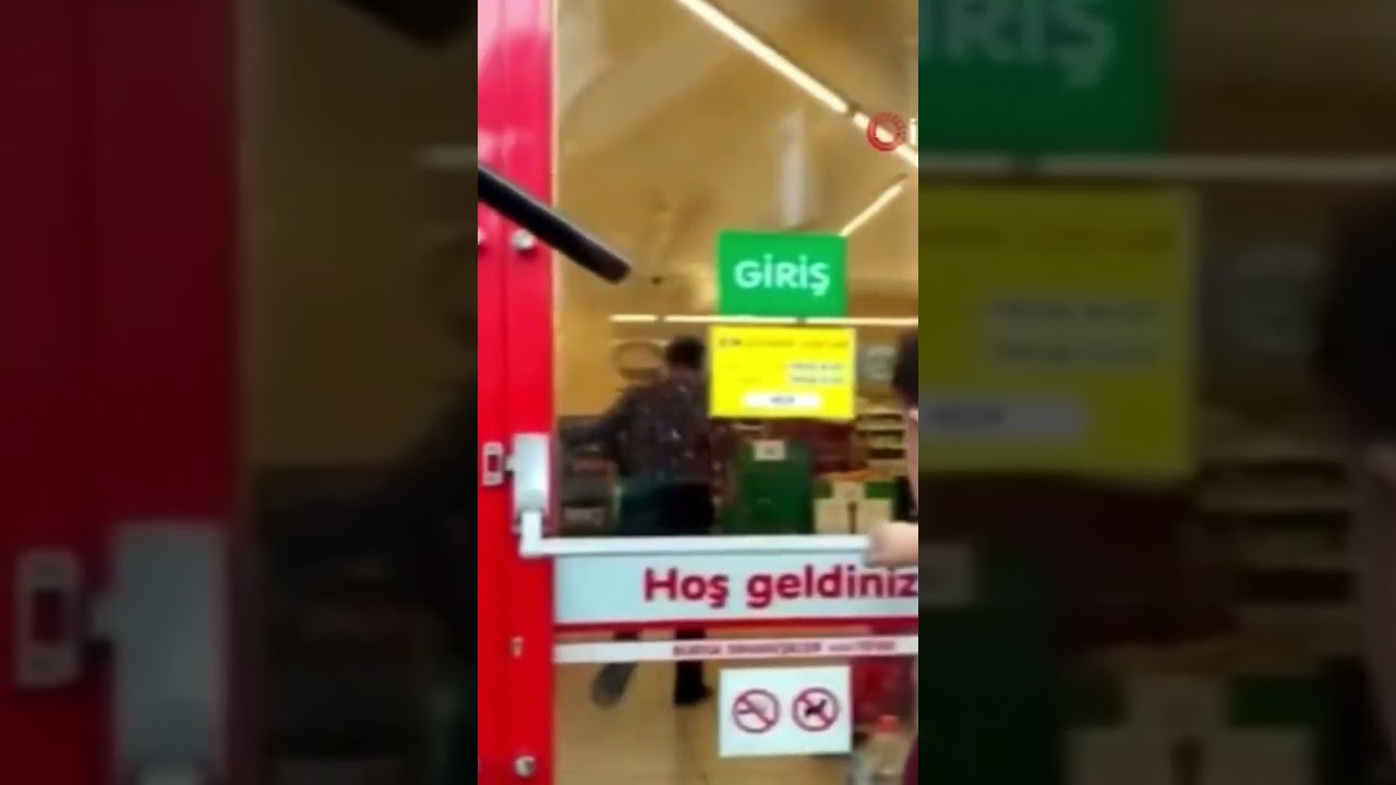 Bursa’da marketten hırsızlık yapmak isterken kasiyere yakalanan hırsız içeri kilitlenmiş ama camı#tr