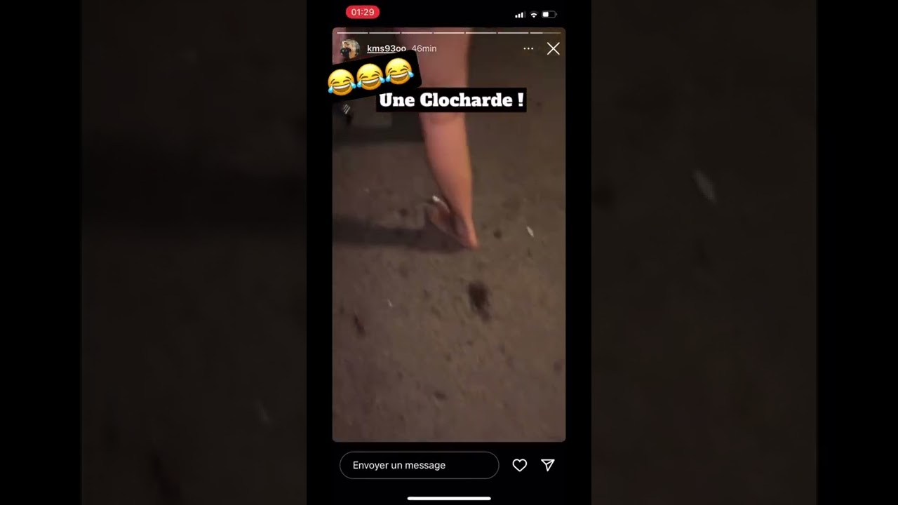 Camélia 92 marche pied nue dans la rue