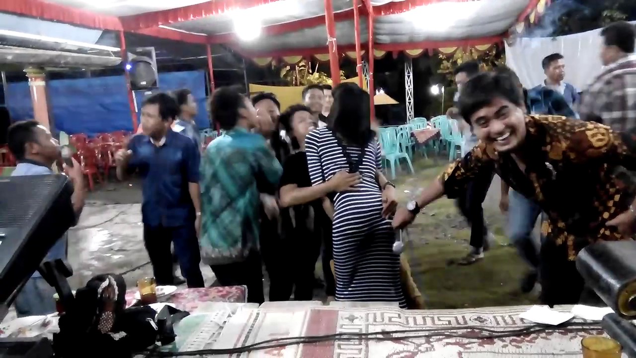 CAMPURSARI BALISA HEBOH...DIJAMAH PARA PENJOGET