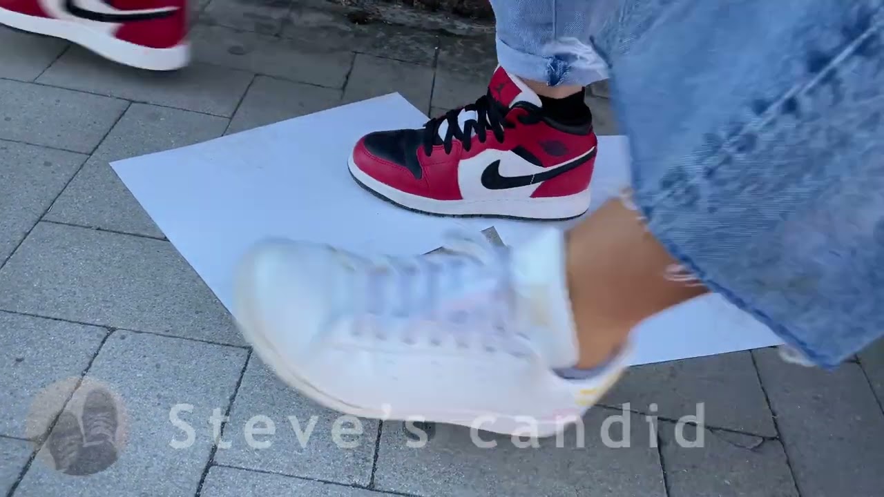 [Candid crush] Girls crushing my drawings on the street