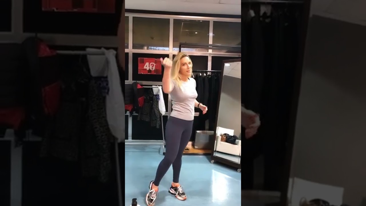 Cansu Canan Tayt İle Kalçasını Sallıyor