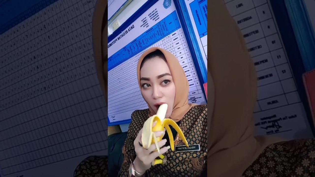 Cara makan pisang ala Bu Mega 🤭