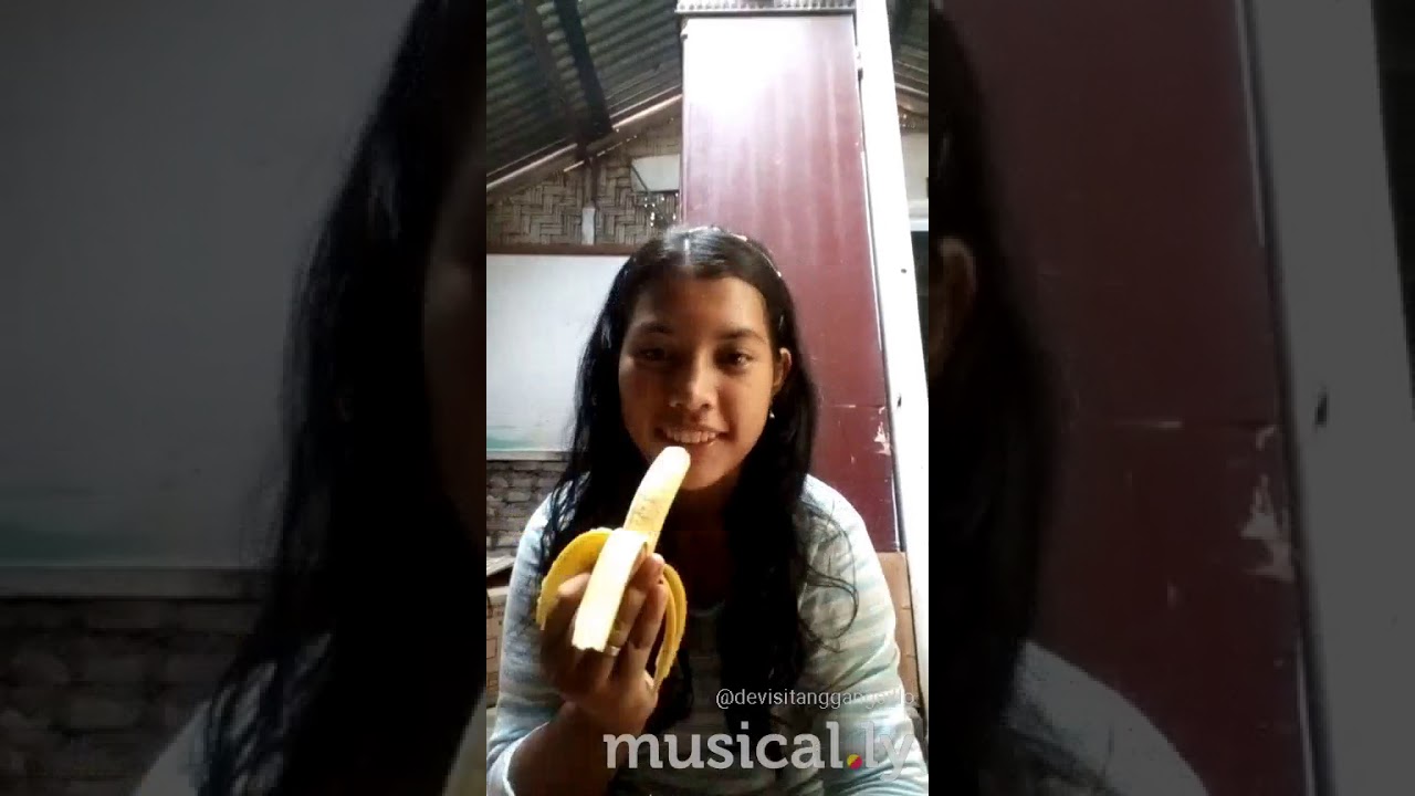 cara makan pisang ala @sridevisitanggang05
