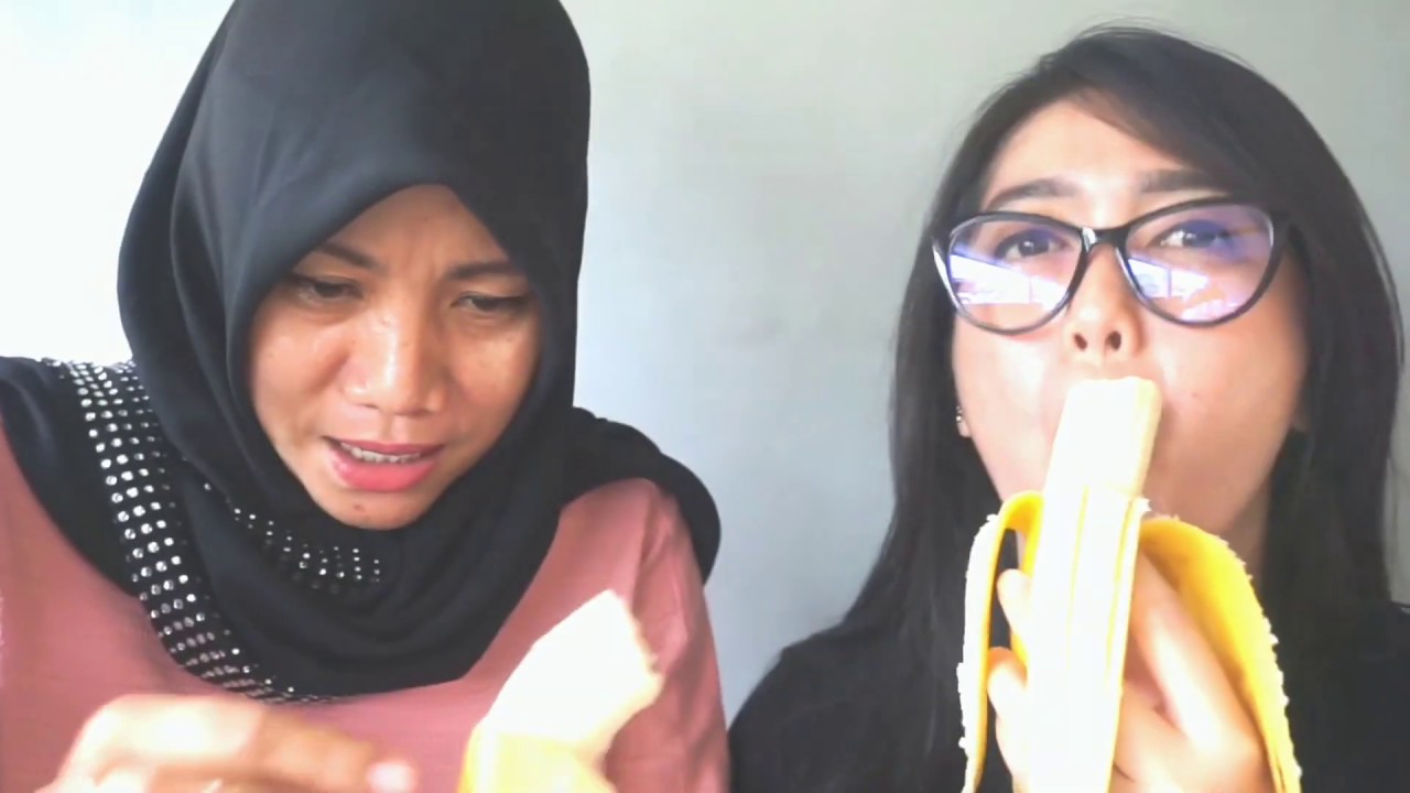 Cara Mamah Muda makan pisang gede