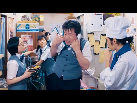バタバタの佐藤二朗店長、それやらなくていいですよ／シフト管理アプリ「CAST」CM「バタバタ店長」編