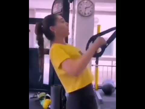 Cemre Baysel spor salonunda