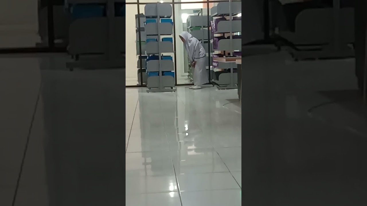 cewek baju putih kira kira lagi apa ya