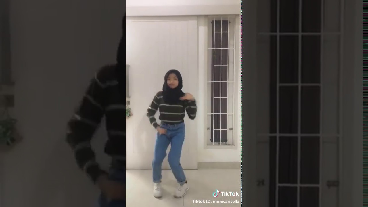 Cewek jilbab joget buka baju
