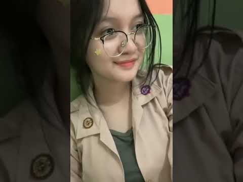 Cewek Pake Kacamata Ga Ada Obat