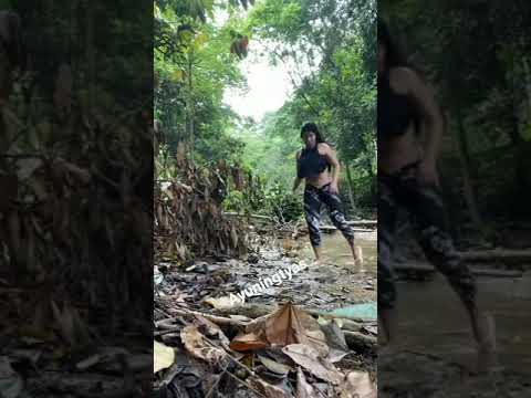 Cewek Sexy Kebelet Pipis Di Hutan