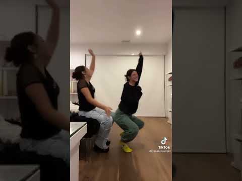 Charli Twerking to new Body remix😳