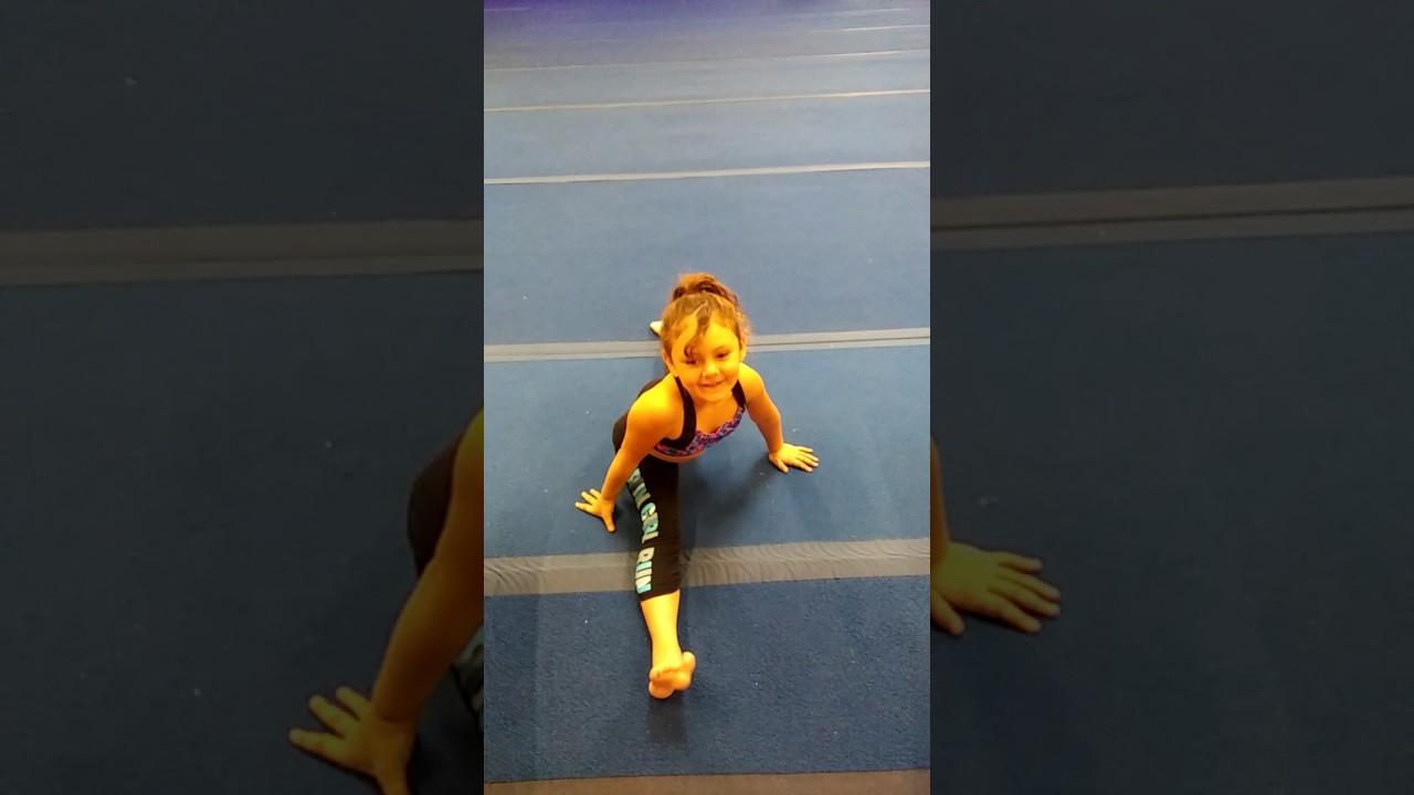 Chelsea haciendo splits