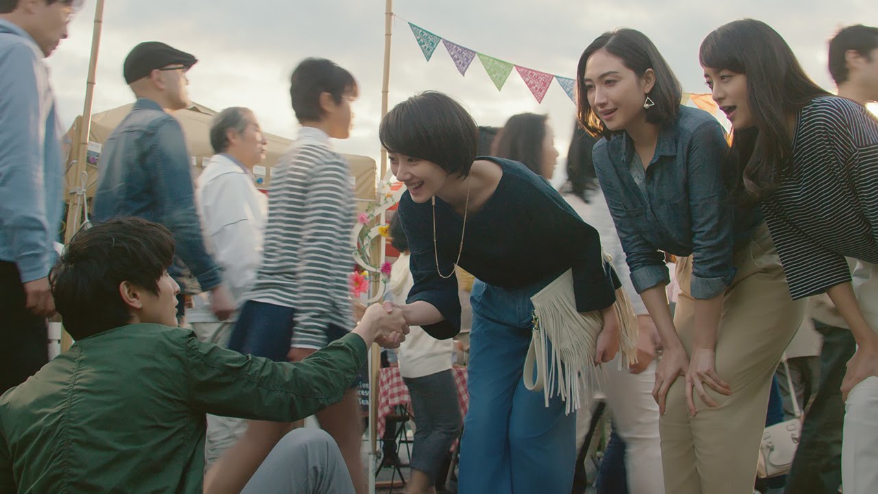 波瑠、香椎由宇＆山本美月と“三姉妹”で美脚ウオーキング　高良健吾はバンドマンに　「ジーユー」新CM「マルシェ」編
