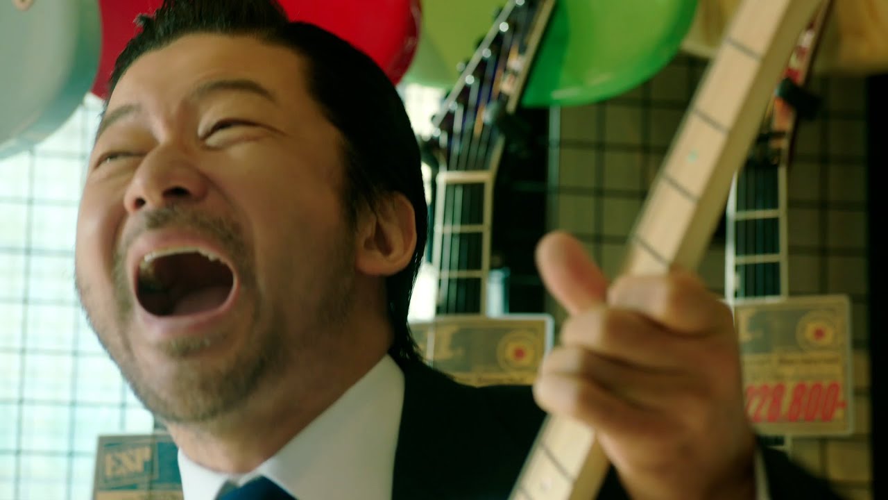 浅野忠信、楽器店でギターをガチ演奏！　ルシード　薬用スカルプデオシャンプー新CM「ギターショップ篇」
