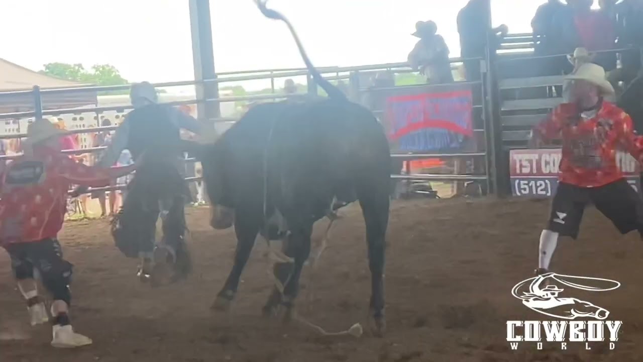 Cracking at the Shackin ‘Bullriding ￼