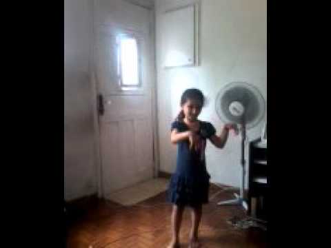 Criança de 4 anos dançando a dança da Índia