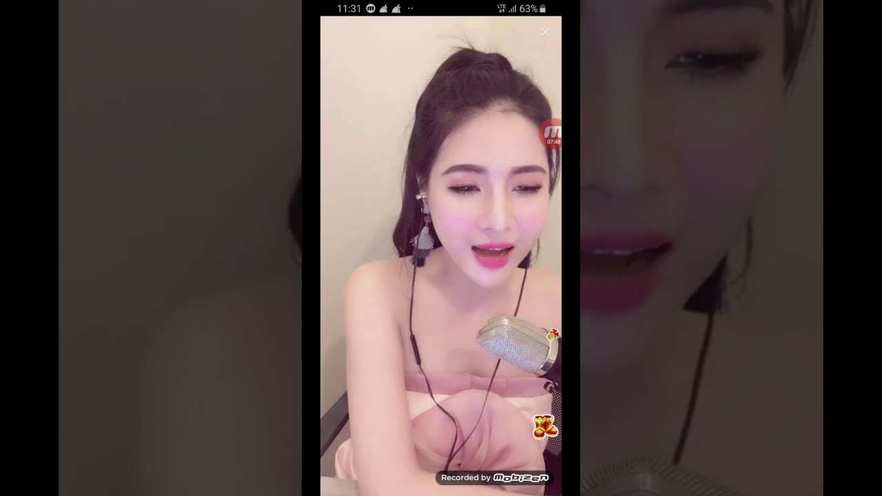 Cute girl singing on bingo live - 001