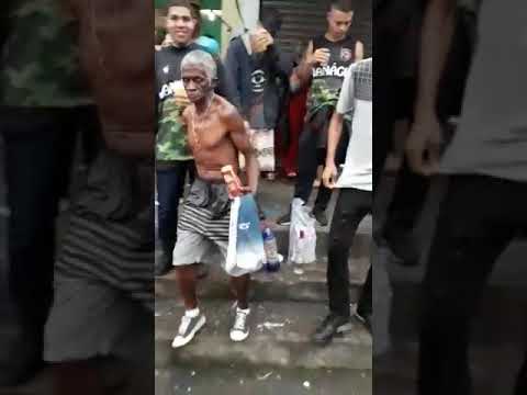 Dança muito o coroa