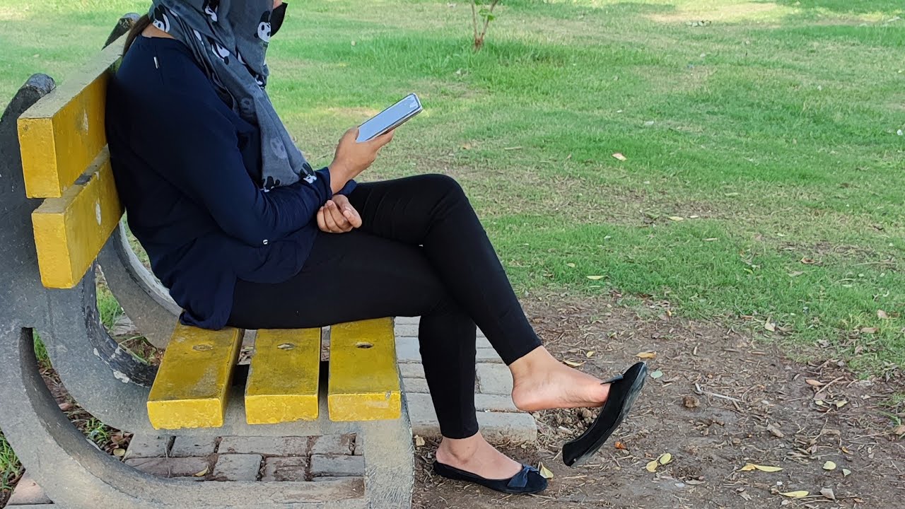 Dangling black flats | Shoeplay in public