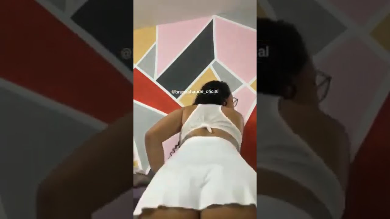 deliciosa dançando de mini saía