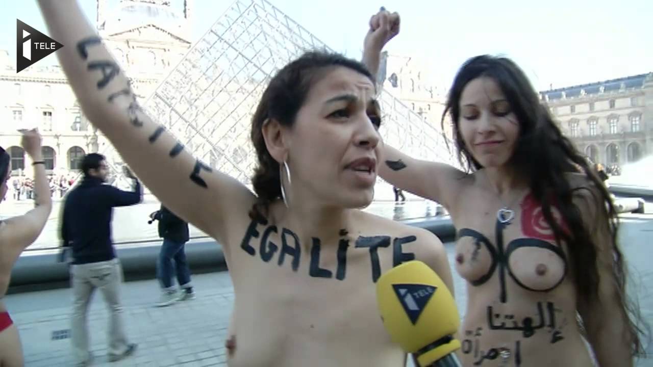 Des féministes arabes nues au pied  du Louvre