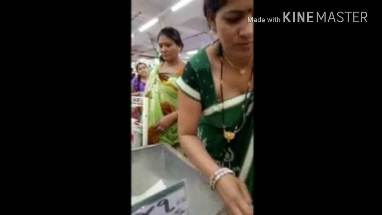 Desi aunty cleavage at public!!!