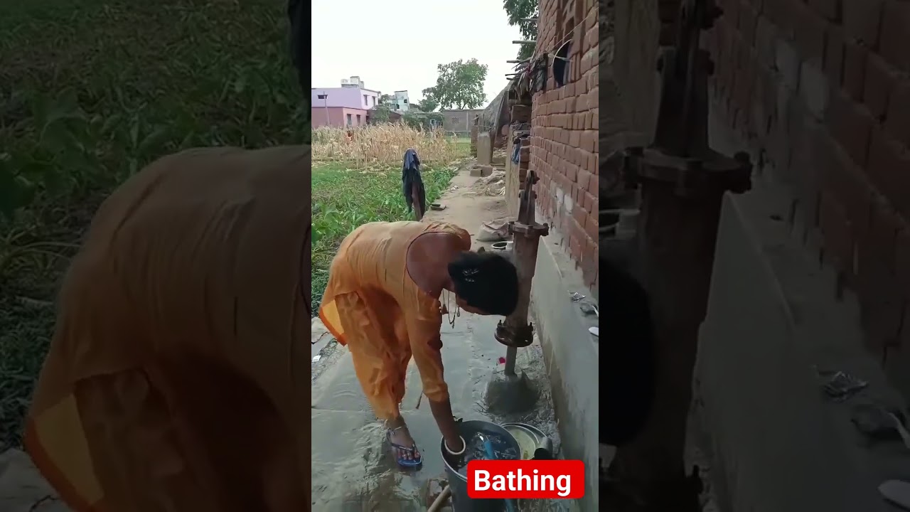 Desi beautiful girl bathing in public aunty bathing openly #viral #beautiful #girl