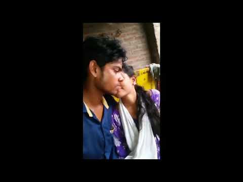 ❤️❤️Desi boy with his gf French kiss 😘 😘 in rain