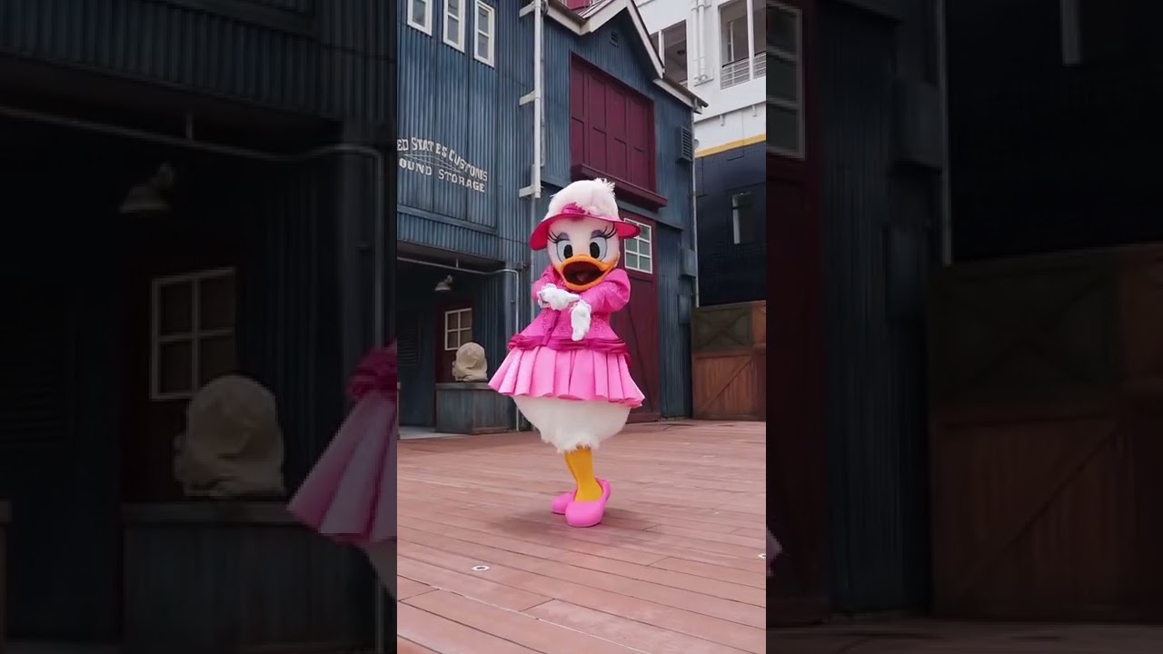 Disneyland Characters Daisy Duck
