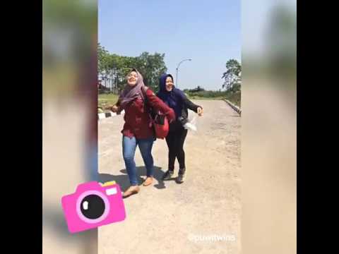 Dua cewek jilbab tapi......