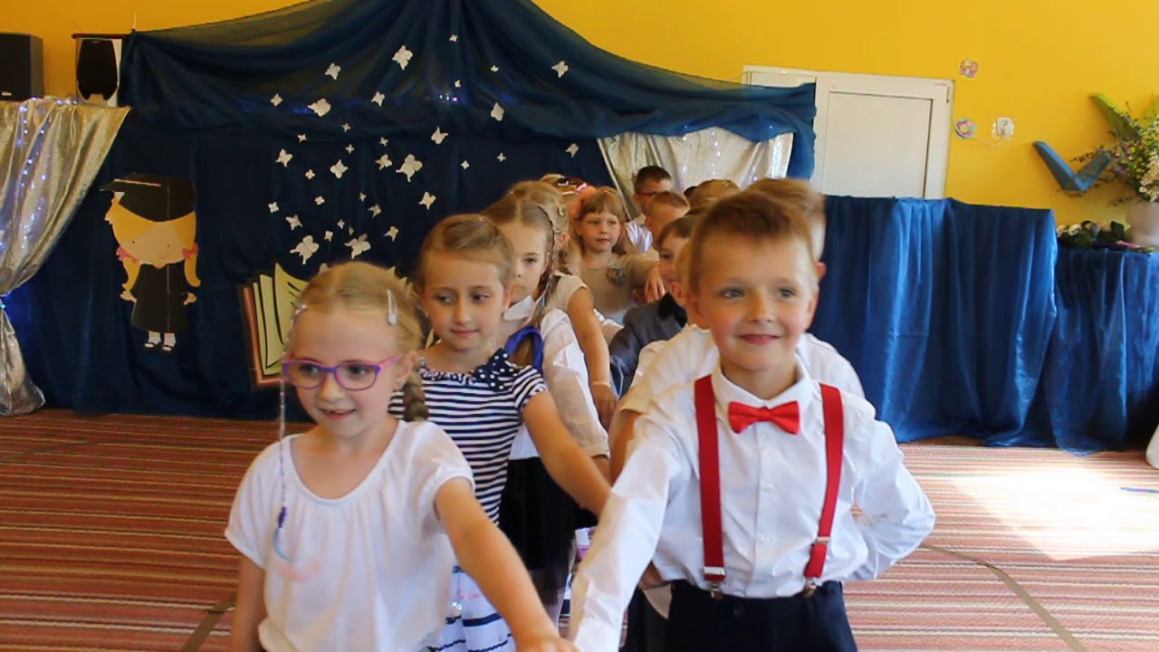 DZIECI TAŃCZĄ POLONEZA - POŻEGNANIE PRZEDSZKOLA