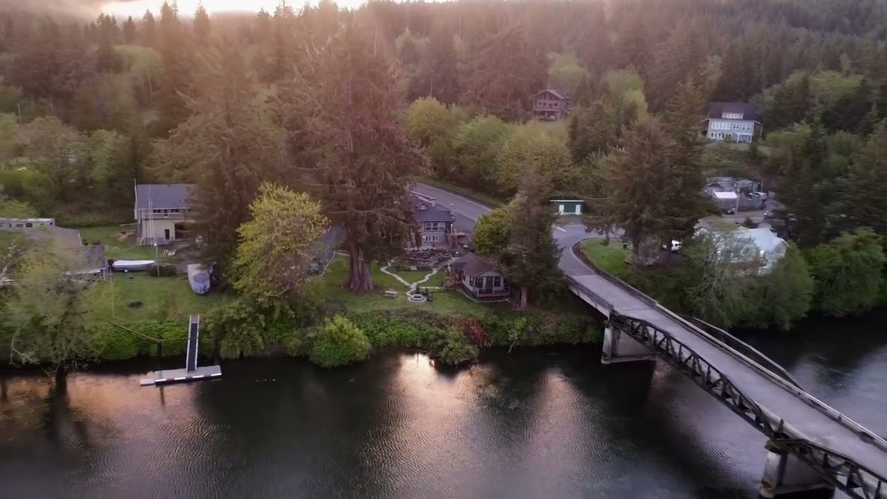 Early morning at the Nehalem River Inn, Oregon Coast near Manzanita.