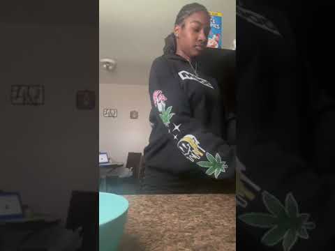 Ebony Loud Chair Farts💨