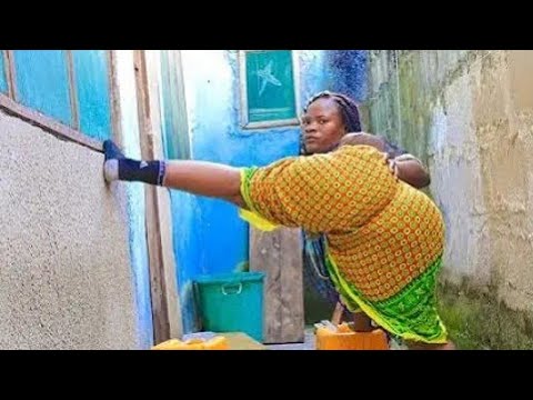 EMBU ANGALIA MALAYA MWENYE KANGA MOJA ANAVYO KALIA CHUPA YA POMBE LIVE BILA CHENGA