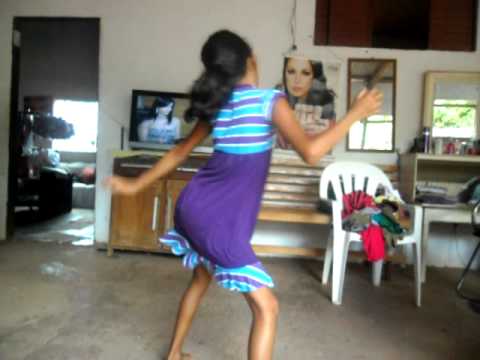 Emilly Santos dançando kuduro