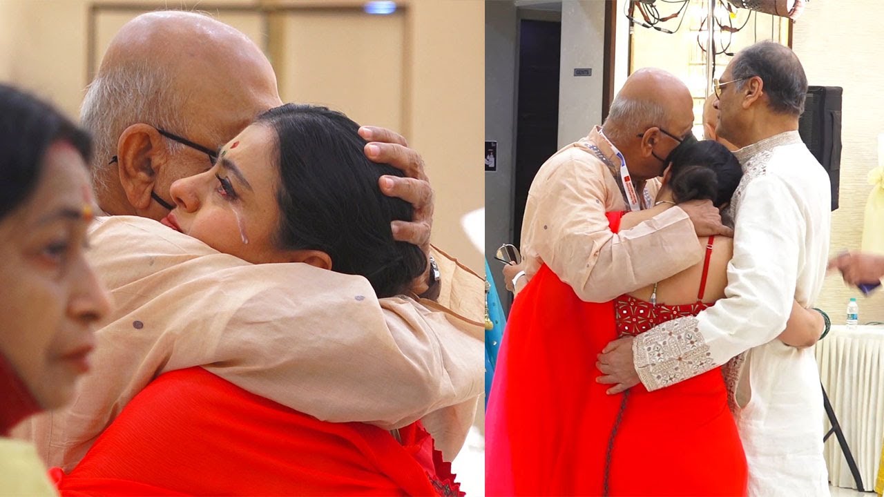 Emotional Kajol Devgan CRIES Uncontrollably Holding Her Uncles At Durga Puja | फ़ुटफ़ुटकर रोइ काजोल 😢