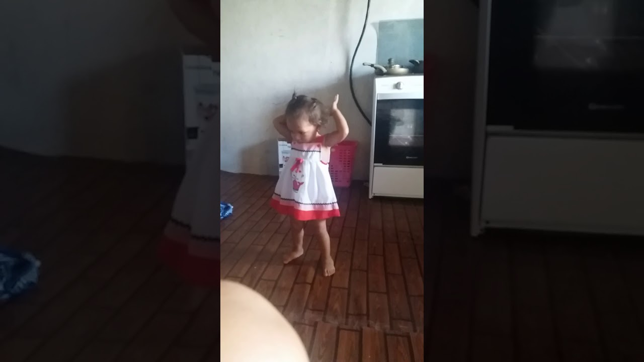 Esta niña baila mueve el toto