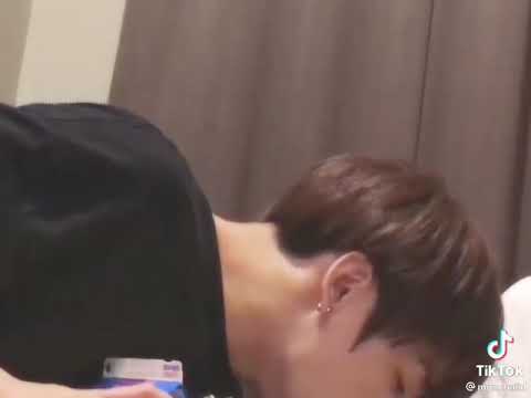 ¿Estás diciéndome que así besa Jungkook?