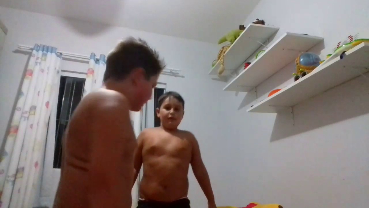 Eu e meu primo brincando de luta