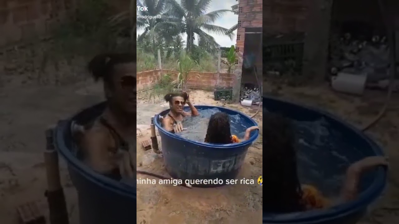 Eu e minha amiga na piscina😂😂