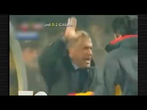 Fatih Terim  Müfit Erkasap'ı tokatlıyor.