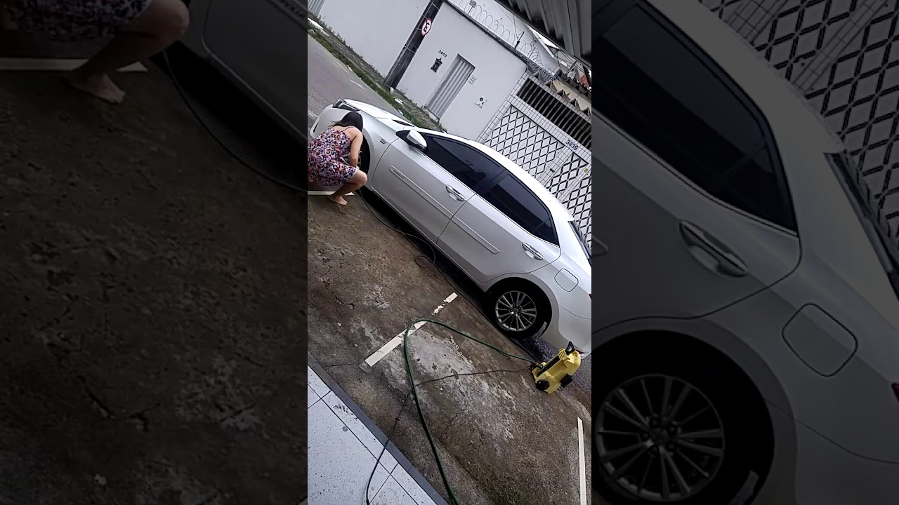 FILHA LAVANDO CARRO