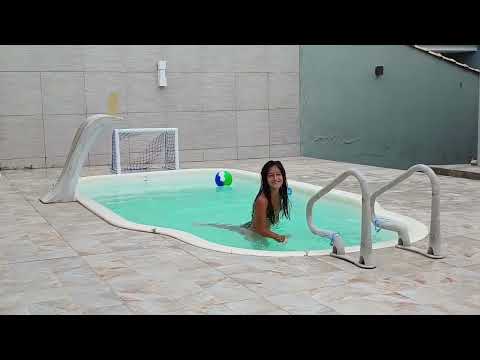 Gabi e bia desafio do gol na piscina