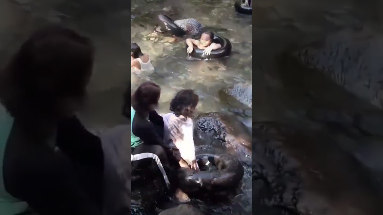 Gadis Desa Mandi di Sungai
