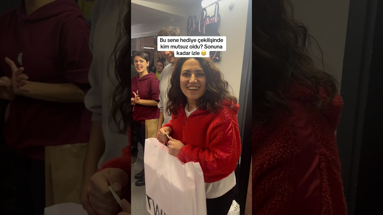 Geleneksel yılbaşı çekilişi🥰🎄❤️ #newyear #çekiliş #hediye #çokgüzelhareketler #keşfet #shortvideo