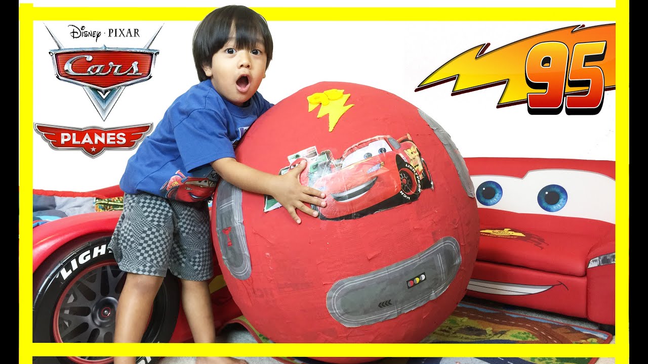 GIANT Lightning McQueen Egg Surprise with 100+ Disney Cars Toys